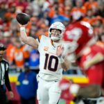 O técnico do Los Angeles Rams, Sean McVay, reage à margem.