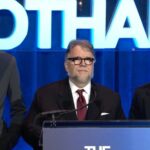 Guillermo del Toro diz 'F— AI' ao receber o prêmio 'Frankenstein' Gotham: a arte humana 'brilha em cada quadro deste filme'