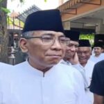 Gus Yahya explica os problemas do PBNU para Kiai Sepuh em Ponpes Tebuireng Jombang, traga um saco cheio de documentos