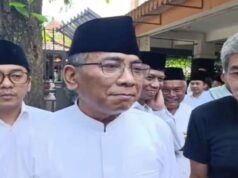 Gus Yahya explica os problemas do PBNU para Kiai Sepuh em Ponpes Tebuireng Jombang, traga um saco cheio de documentos Gus Yahya explica os problemas do PBNU para Kiai Sepuh em Ponpes Tebuireng Jombang, traga um saco cheio de documentos