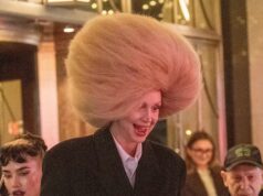 Gwendoline Christie luta para entrar no táxi com uma peruca enorme gwendoline christie backgrid 1