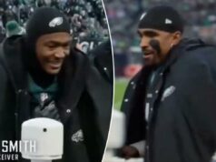 ‘Hard Knocks’ captura o que Jalen Hurts disse a DeVonta Smith após erro de passe para touchdown Jalen Hurts sorrindo durante um jogo de futebol.