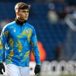 Harry Amass desafia a bola contra o Coventry.