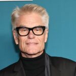 Promo Harry Hamlin e Lisa Rinna fazem a primeira aparição no tapete vermelho com seu filho Dimitri