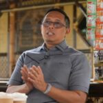 Hasan Nasbi diz que o hábito de comer frituras e beber café desencadeia florestas desnudadas e uma enxurrada de críticas de internautas