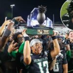 O QB titular do Havaí, Micah Alejado (12), segura o troféu após a vitória do time no Hawai'i Bowl sobre Cal em 24 de dezembro de 2025.