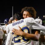 Kyan Phillips (21) do Lincoln pega a bola contra Brandon Revelas (11) do Valley Center no segundo quarto durante o jogo do campeonato estadual de futebol da Divisão 6-AA no Fullerton Union High School District Stadium em Fullerton, Califórnia, na sexta-feira, 12 de dezembro de 2025. (Shae Hammond/Bay Area News Group)
