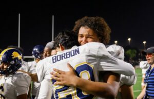 Heartbreaker: Lincoln desiste do TD no último minuto, perde a final estadual 6-AA Kyan Phillips (21) do Lincoln pega a bola contra Brandon Revelas (11) do Valley Center no segundo quarto durante o jogo do campeonato estadual de futebol da Divisão 6-AA no Fullerton Union High School District Stadium em Fullerton, Califórnia, na sexta-feira, 12 de dezembro de 2025. (Shae Hammond/Bay Area News Group)