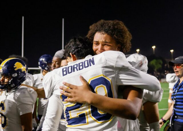 Kyan Phillips (21) do Lincoln pega a bola contra Brandon Revelas (11) do Valley Center no segundo quarto durante o jogo do campeonato estadual de futebol da Divisão 6-AA no Fullerton Union High School District Stadium em Fullerton, Califórnia, na sexta-feira, 12 de dezembro de 2025. (Shae Hammond/Bay Area News Group)