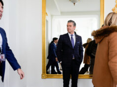 Hegseth culpa bode expiatório por aparentes crimes de guerra dos quais se gabava O presidente Donald Trump acena enquanto ele e a primeira-dama Melania Trump chegam no Força Aérea Um, domingo, 30 de novembro de 2025, na Base Conjunta de Andrews, Maryland (AP Photo/Alex Brandon)