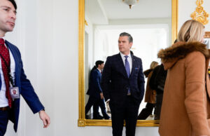 Hegseth culpa bode expiatório por aparentes crimes de guerra dos quais se gabava O presidente Donald Trump acena enquanto ele e a primeira-dama Melania Trump chegam no Força Aérea Um, domingo, 30 de novembro de 2025, na Base Conjunta de Andrews, Maryland (AP Photo/Alex Brandon)