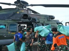 Helicóptero Caracal da Força Aérea da Indonésia distribui 4 toneladas de ajuda para áreas de difícil acesso no centro de Aceh Helicóptero Caracal da Força Aérea da Indonésia distribui 4 toneladas de ajuda para áreas de difícil acesso no centro de Aceh