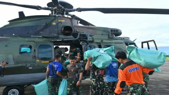 Helicóptero Caracal da Força Aérea da Indonésia distribui 4 toneladas de ajuda para áreas de difícil acesso no centro de Aceh
