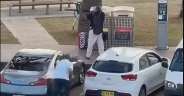 Herói se aproxima furtivamente do atirador de Bondi Beach e Herói se aproxima furtivamente do atirador de Bondi Beach e arranca a arma dele