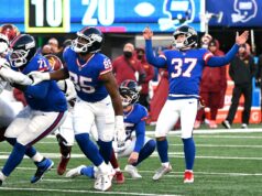Heróis, zeros da derrota dos Giants para os Commanders: o dia de Kicker Younghoe Koo foi brutal O chutador do New York Giants, Younghoe Koo #37, levanta os braços após chutar um field goal.