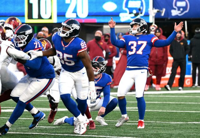 Heróis, zeros da derrota dos Giants para os Commanders: o O chutador do New York Giants, Younghoe Koo #37, levanta os braços após chutar um field goal.