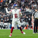 Jaxson Dart nº 6 do New York Giants faz um passe durante o quarto período do jogo contra o Las Vegas Raiders no Allegiant Stadium em 28 de dezembro de 2025 em Las Vegas, Nevada.