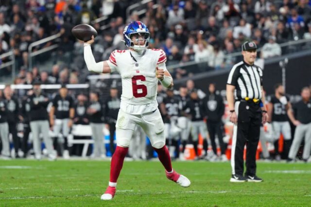 Jaxson Dart nº 6 do New York Giants faz um passe durante o quarto período do jogo contra o Las Vegas Raiders no Allegiant Stadium em 28 de dezembro de 2025 em Las Vegas, Nevada.