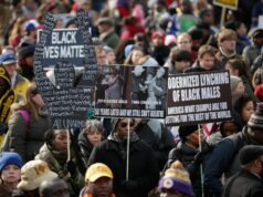 Hoje na História: 13 de dezembro, milhares de pessoas protestam contra assassinatos de homens negros pela polícia Hoje na História: 13 de dezembro, milhares de pessoas protestam contra assassinatos de homens negros pela polícia