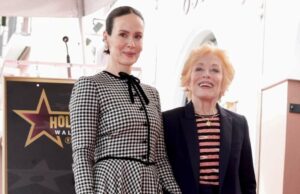 Holland Taylor apoia Sarah Paulson na cerimônia da Calçada da Fama de Hollywood Holland Taylor apoia Sarah Paulson na cerimônia da Calçada da Fama de Hollywood