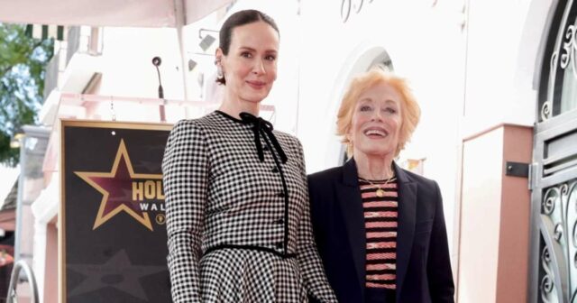 Holland Taylor apoia Sarah Paulson na cerimônia da Calçada da Holland Taylor apoia Sarah Paulson na cerimônia da Calçada da Fama de Hollywood