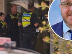 Homem acusado após diretor supostamente esfaqueado em escola secundária de Melbourne Diretor Aaron Sykes