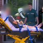 O homem de 49 anos foi levado ao hospital, com as mãos colocadas em sacos de papel. ele foi acusado de assassinato.