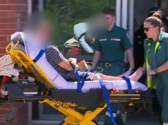 Homem acusado de assassinato após corpo encontrado em parque de caravanas de Adelaide O homem de 49 anos foi levado ao hospital, com as mãos colocadas em sacos de papel. ele foi acusado de assassinato.