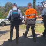 O homem supostamente realizou duas saudações nazistas separadas dirigidas a indivíduos nos shopping centers suburbanos de Canberra.