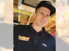 Homem agredido 16 vezes por policial da Califórnia se sente justificado após a retirada das acusações Um policial de San Bernardino atinge Billy Lee Hill com seu bastão durante uma prisão em 6 de junho de 2024. O policial foi suspenso depois que o Departamento de Polícia determinou que ele violou a política. Uma agência estatal que poderia ter revogado seus poderes policiais recusou-se a discipliná-lo, disse o chefe de polícia Darren Goodman. (Foto cortesia de Dale K. Galipo)