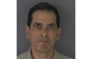 Homem da Flórida acusado de atirar em adolescentes durante incidente violento de violência no trânsito Mulher matou dois ex-maridos a tiros após usar pedido roubado de Panera para acessar uma de suas casas