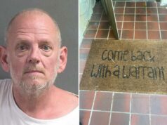 Homem da Flórida com capacho escrito ‘volte com mandado’ é preso em esquema de fraude em grande escala Mugshot de um homem careca, com barba grisalha e olhos azuis, vestindo uma camiseta branca.