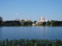 Homem da Flórida condenado a mais de sete anos por esquema de fraude de ‘jogos de azar’ Horizonte de Lakeland, Flórida, com vista para o Lago Morton. Homem da Flórida condenado a mais de sete anos por esquema de fraude de 'jogos de azar'