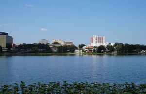 Homem da Flórida condenado a mais de sete anos por esquema de fraude de ‘jogos de azar’ Horizonte de Lakeland, Flórida, com vista para o Lago Morton. Homem da Flórida condenado a mais de sete anos por esquema de fraude de 'jogos de azar'