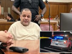 Homem da Flórida condenado por caso arquivado de estupro em Nova York finalmente descobre seu destino 25 anos depois Jancys Santiago, de camisa clara, sentado à mesa do tribunal com seu advogado de terno e policiais atrás deles.