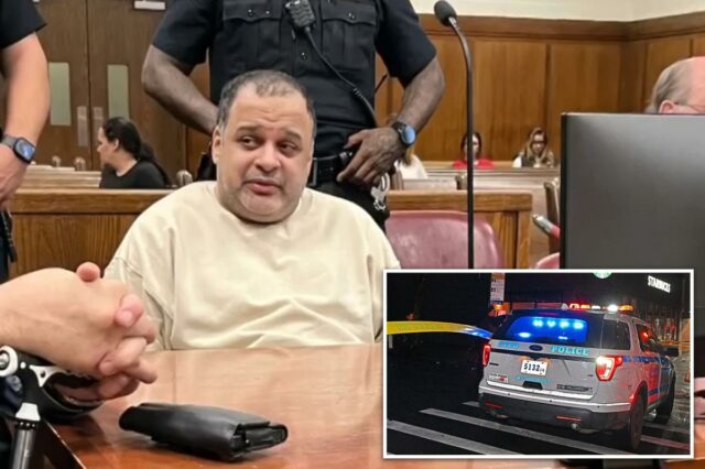 Homem da Flórida condenado por caso arquivado de estupro em Jancys Santiago, de camisa clara, sentado à mesa do tribunal com seu advogado de terno e policiais atrás deles.