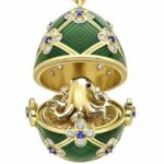 O medalhão tem um polvo de ouro de 18 quilates dentro. Um homem da Nova Zelândia foi acusado de roubo por supostamente engoli-lo em Auckland.