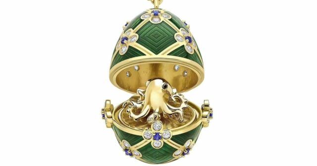 Homem da Nova Zelândia acusado de supostamente engolir ovo Fabergé O medalhão tem um polvo de ouro de 18 quilates dentro. Um homem da Nova Zelândia foi acusado de roubo por supostamente engoli-lo em Auckland.