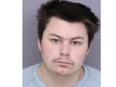 Homem de 19 anos é preso após supostamente tentar sequestrar três crianças A identidade da estrela infantil Brian Bonsall foi roubada por um estuprador em série que foi condenado a 274 anos de prisão