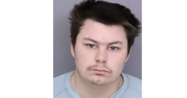 Homem de 19 anos é preso após supostamente tentar sequestrar A identidade da estrela infantil Brian Bonsall foi roubada por um estuprador em série que foi condenado a 274 anos de prisão