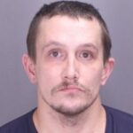 Foto de James Hall. Homem de Michigan preso por assassinar sua mãe e roubar seu dinheiro para jogar