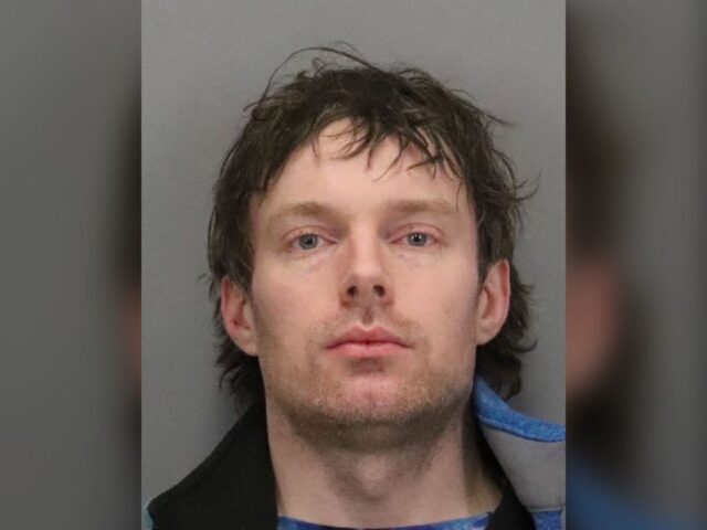 Homem de San Jose condenado a 10 anos por dois Peter Karasev, 36, de San Jose, foi preso em conexão com uma investigação do Departamento de Polícia de San Jose sobre suspeitas de crimes relacionados a explosivos e drogas ilegais, disseram as autoridades. (Departamento de Polícia de São José)