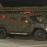 A polícia foi vista pedindo aos moradores da casa que saíssem com as mãos para cima.