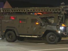 Homem de Sydney acusado de suposta conspiração para cometer tiroteio A polícia foi vista pedindo aos moradores da casa que saíssem com as mãos para cima.