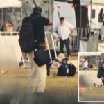 Dois terroristas armados atirando contra uma multidão durante uma celebração do Hanukkah.