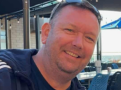 Homem é preso por suposto assassinato de Adelaide, pai de dois filhos Chris Robertson foi identificado como o homem de 49 anos encontrado morto em uma oficina na O'Sullivan's Beach Road em Lonsdale, um subúrbio industrial de Adelaide, ontem.