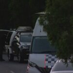 Homem escondido debaixo d'água é preso após tiroteio fatal em Queensland