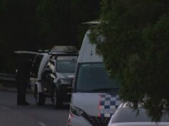 Homem escondido debaixo d’água é preso após tiroteio fatal em Queensland Homem escondido debaixo d'água é preso após tiroteio fatal em Queensland