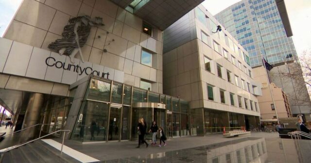 Homem famoso acusado de estuprar mulher contou uma série de mentiras, ouve tribunal
