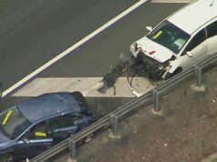 Homem lutando pela vida após ser atropelado enquanto estava parado na beira da rodovia de Brisbane A motorista do Kia branco, uma mulher de 30 anos, está cooperando com a polícia.